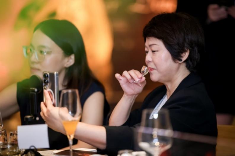 男人和女人在喝饮料

AI 生成的内容可能不正确。